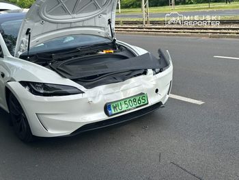 Zderzenie dwóch Tesli i Volkswagena. Kierowca bez uprawnień