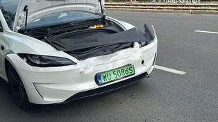 Zderzenie dwóch Tesli i Volkswagena. Kierowca bez uprawnień