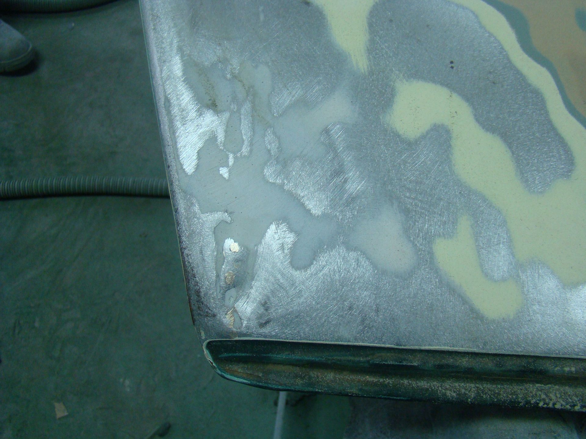 Mercedes 450 SL (R107) - prace nad pokrywą silnika 6