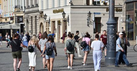 Są młodzi, nie uczą się i nie pracują. W Polsce znów ich przybywa? [ANALIZA]