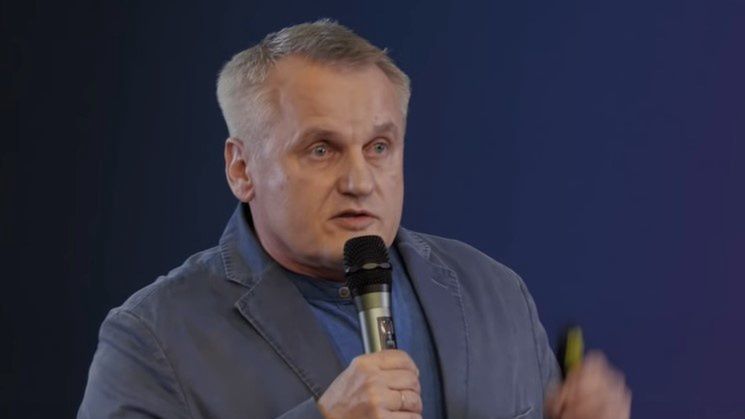 Autor badania prof. Dariusz Doliński z SWPS