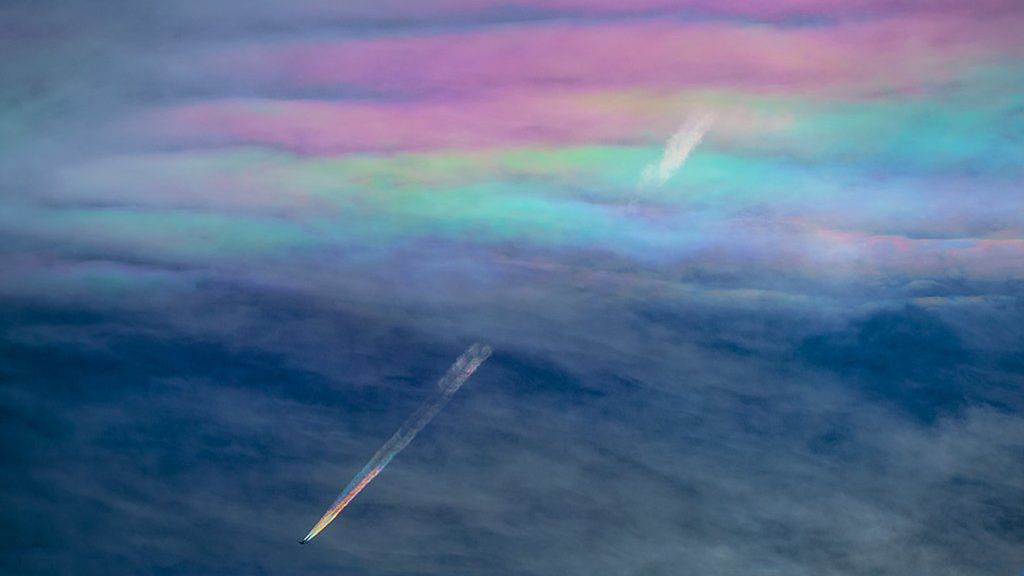 Fotograf uwiecznił smugę tęczy zostawioną przez samolot 1