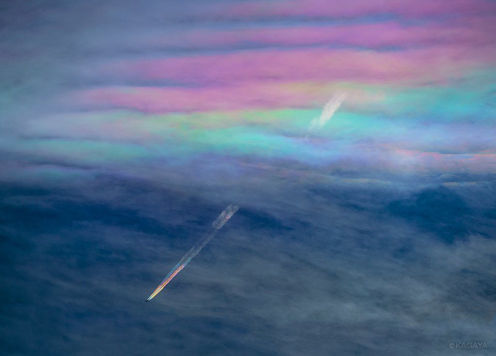Fotograf uwiecznił smugę tęczy zostawioną przez samolot