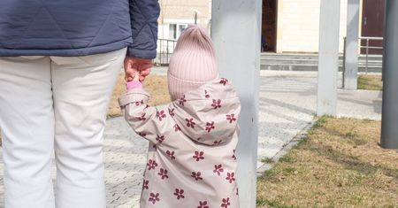 Odstawia dziecko do teściowej i idzie do fałszywej pracy. "Uratowała mnie przed kompletną utratą zmysłów"
