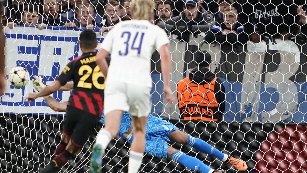 Manchester City's Riyad Mahrez shoots a penalty and FC Copenhagen's goalkeeper Kamil Grabara makes a save during the group G Champions League soccer match between FC Copenhagen and Manchester City FC in Copenhagen, Denmark, 11 October 2022. EPA/Liselotte Sabroe DENMARK OUT Dostawca: PAP/EPA.