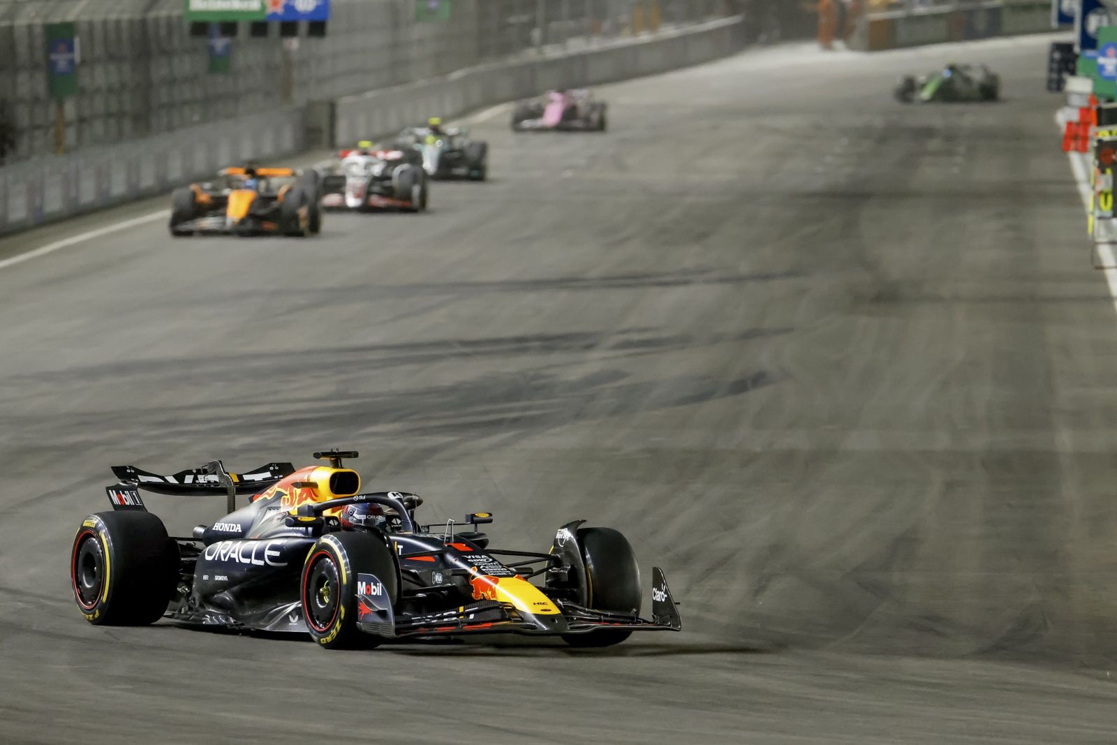 Formula One Las Vegas Grand Prix - Raceepaselect epa11737600 Red Bull Racing driver Max Verstappen of Netherlands in action during the Formula One Las Vegas Grand Prix at the Las Vegas Strip Circuit in Las Vegas, Nevada, USA, 23 November 2024.  EPA/SHAWN THEW Dostawca: PAP/EPA.SHAWN THEWepaselect