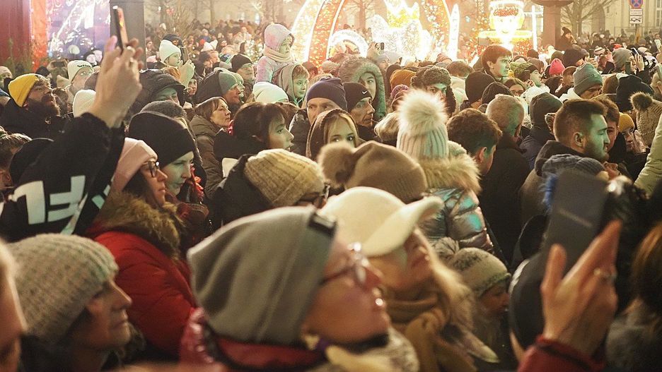 Tłum na placu Wolności na sobotniej imprezie inaugurującej świąteczną iluminację i jarmark