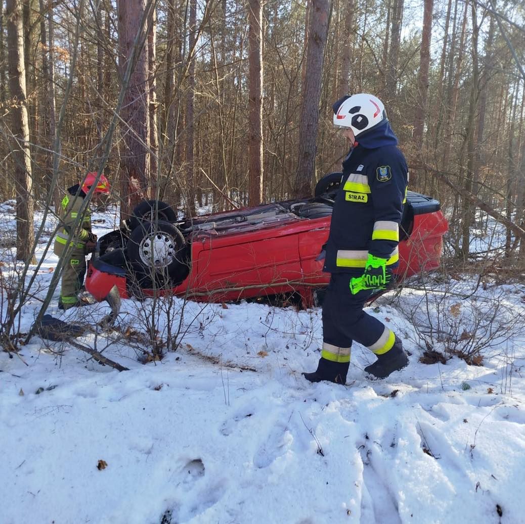 Groźnie wyglądało, skończyło się mandatem. Dachowanie Volkswagena w Wólce Pętkowskiej