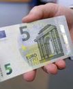 Nowe banknoty o nominale 5 euro - od czwartku w UE