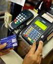 Polacy wciąż nie umieją korzystać z kart kredytowych