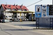 Pod Krakowem leją wodę do baków aut