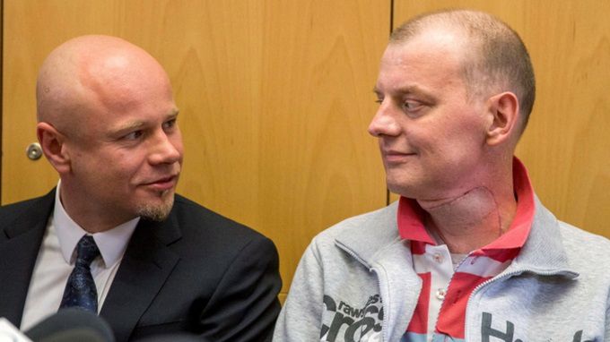 Od lewej prof. Adam Maciejewski i jego 37-letni pacjent podczas konferencji prasowej w Gliwicach. 4.05.2015 r.