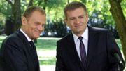 Premier Donald Tusk i poseł Bartosz Arłukowicz, dotychczasowy poseł klubu SLD, podczas konferencji prasowej.