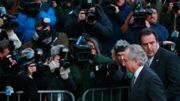 Bernard Lawrence Madoff w drodze na proces.