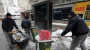 Pracownicy firmy sprzatającej usuwają śnieg na Pasażu Wiecha w Warszawie