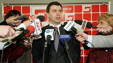 Szef SLD Wojciech Olejniczak podczas konferencji prasowej w Sejmie.