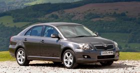 Odświeżona, silniejsza Toyota Avensis