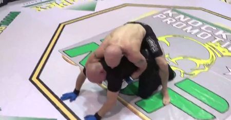 #dziejesiewsporcie: kuriozum w MMA. Znokautowany fighter zaczął dusić sędziego!