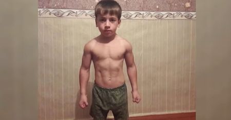 #dziejesiewsporcie: "Baby Schwarzenegger". 5-latek z Czeczenii robi furorę
