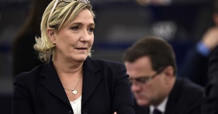 Francja: z Marine Le Pen mogą wygrać dwaj kandydaci