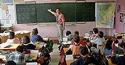 Dyrektorzy szkół zarabiają krocie nadużywając prawo