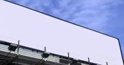 Z parasolami omijają zakaz reklam w centrum