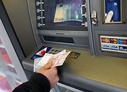 W Polsce w ciągu roku przybywa tysiąc bankomatów