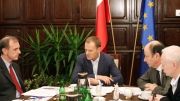 Premier Donald Tusk, minister obrony narodowej Bogdan Klich, minister finansów Jacek Rostowski i szef doradców premiera Michał Boni podczas konsultacji w sprawie oszczędności w resortach.