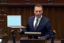 Poseł PO z laptopem na mównicy sejmowej: nazwisko Piotrowicz na stronie o stanie wojennym