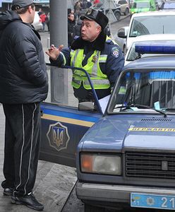 Napisy i plamy z farby na polskim konsulacie we Lwowie