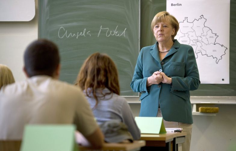 Merkel przy tablicy. Uczyła historii muru berlińskiego