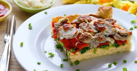 Tarta wielkanocna z białą kiełbasą i mozzarellą