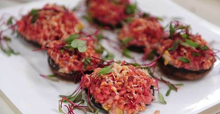 Kuchnia postna: pieczarki portobello z faszerowane buraczanym pęczakiem oraz bigos z rybą