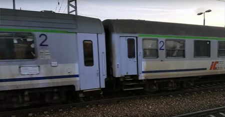 Brud odstrasza pasażerów pociągów. Kolejarze myją tylko drzwi