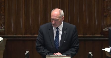 Antoni Macierewicz: grupa posłów działa przeciwko państwu polskiemu