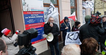 Protest KOD przed biurami parlamentarzystów PiS w Suwałkach