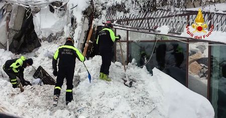 Wydobyto kolejne ciała spod gruzów hotelu we włoskiej Abruzji. Liczba ofiar wzrosła do 9