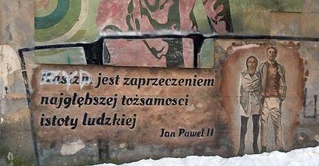 Antysemicki napis na muralu z papieżem w Białymstoku zasłonięty