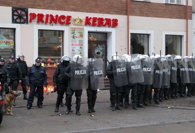 Areszt za niedzielne burdy w Ełku. Policja: możliwe kolejne zatrzymania