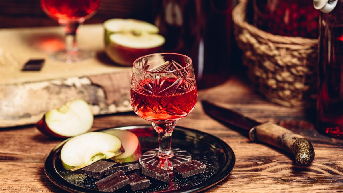 Wino z czarnego bzu jest nie tylko napojem alkoholowym o wyrazistym smaku i niepowtarzalnym aromacie