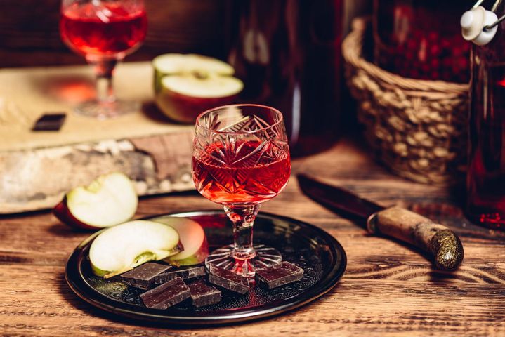 Wino z czarnego bzu jest nie tylko napojem alkoholowym o wyrazistym smaku i niepowtarzalnym aromacie