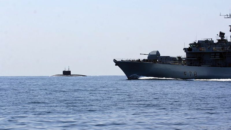 Fregata HMS Kent w pobliżu rosyjskiego okrętu podwodnego.