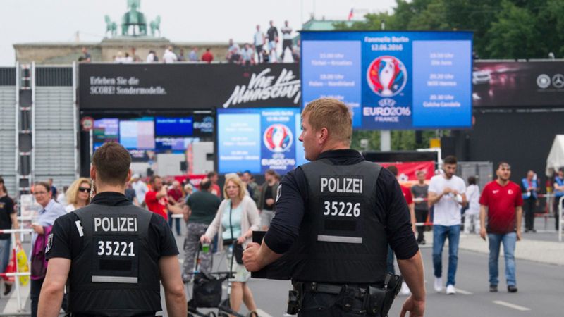Patrol policji w pobliżu strefy kibica w centrum Berlina.
