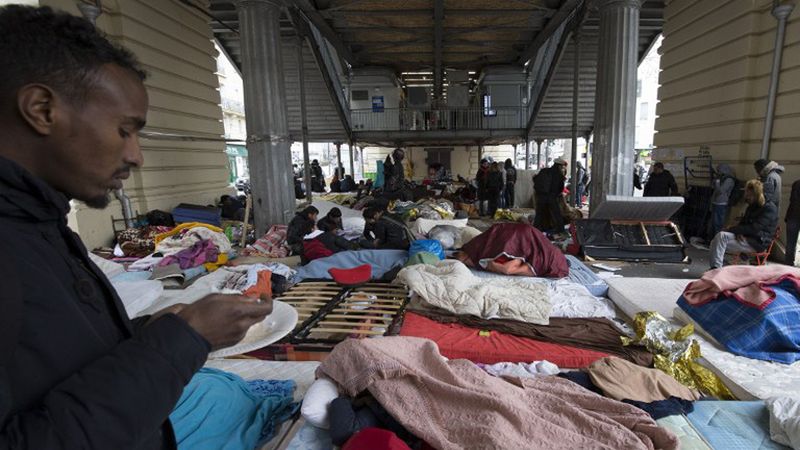 Obóz migrantów w pobliżu stacji metra Stalingrad w Paryżu.