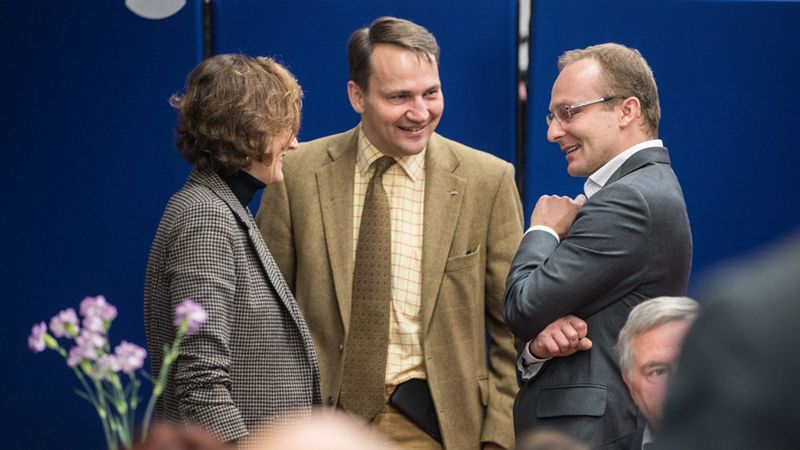 Anne Applebaum, Radosław Sikorski i Paweł Olszewski w bygoskiej siedzibie PO, 25 października 2015 r.