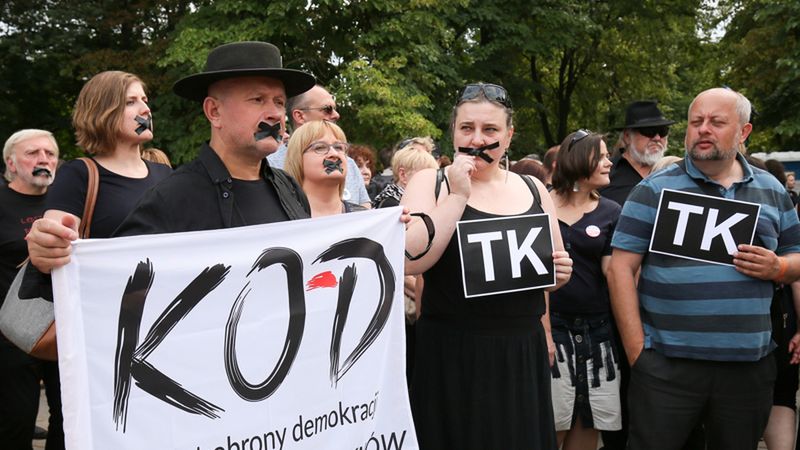 Czarny Protest Komitetu Obrony Demokracji przed Sejmem.