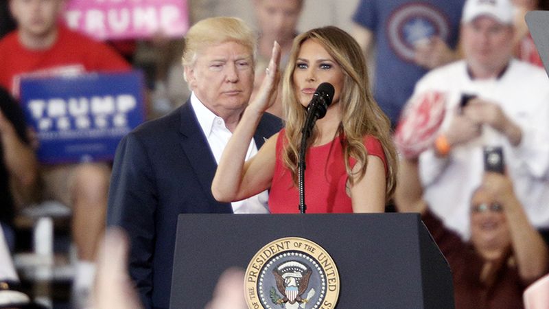 Melania i Donald Trump podczas spotkania na Florydzie.