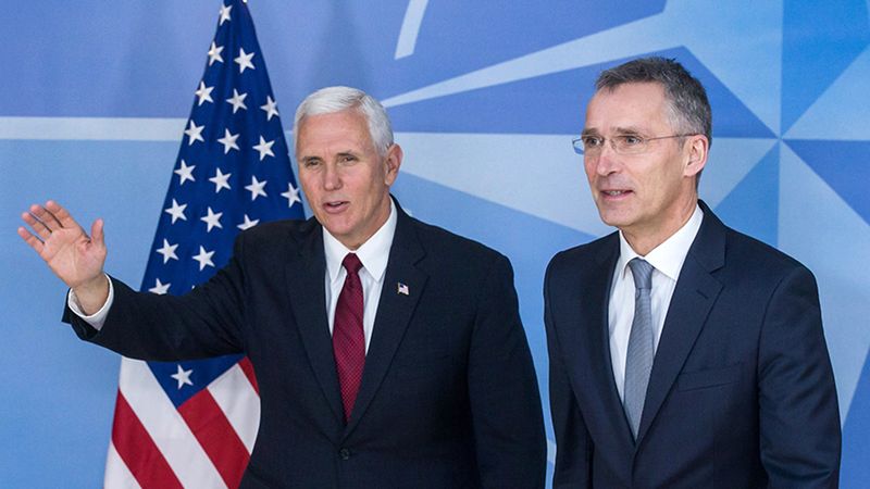 Wiceprezydent USA Mike Pence i sekretarz generalny NATO Jens Stoltenberg.