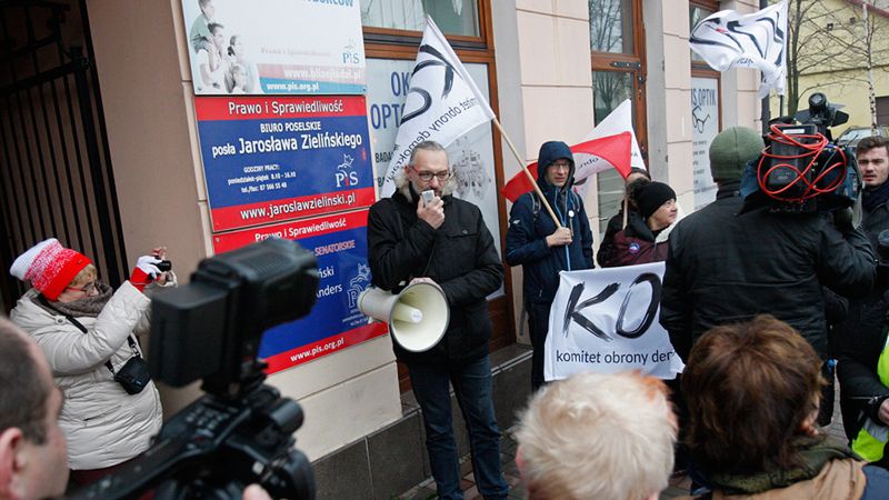 Lider KOD Mateusz Kijowski podczas protestu przed biurem senator PiS Anny Marii Anders oraz posła PiS Jarosława Zielińskiego w Suwałkach.