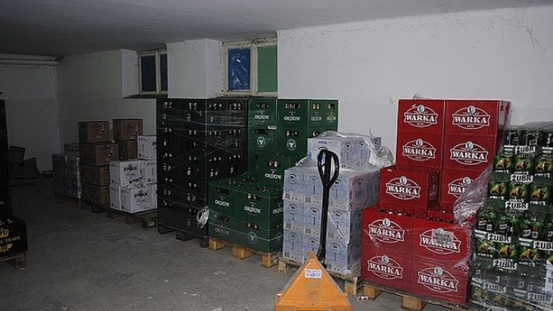 Magazyn z alkoholem, w którym ukrywał się 49-latek.